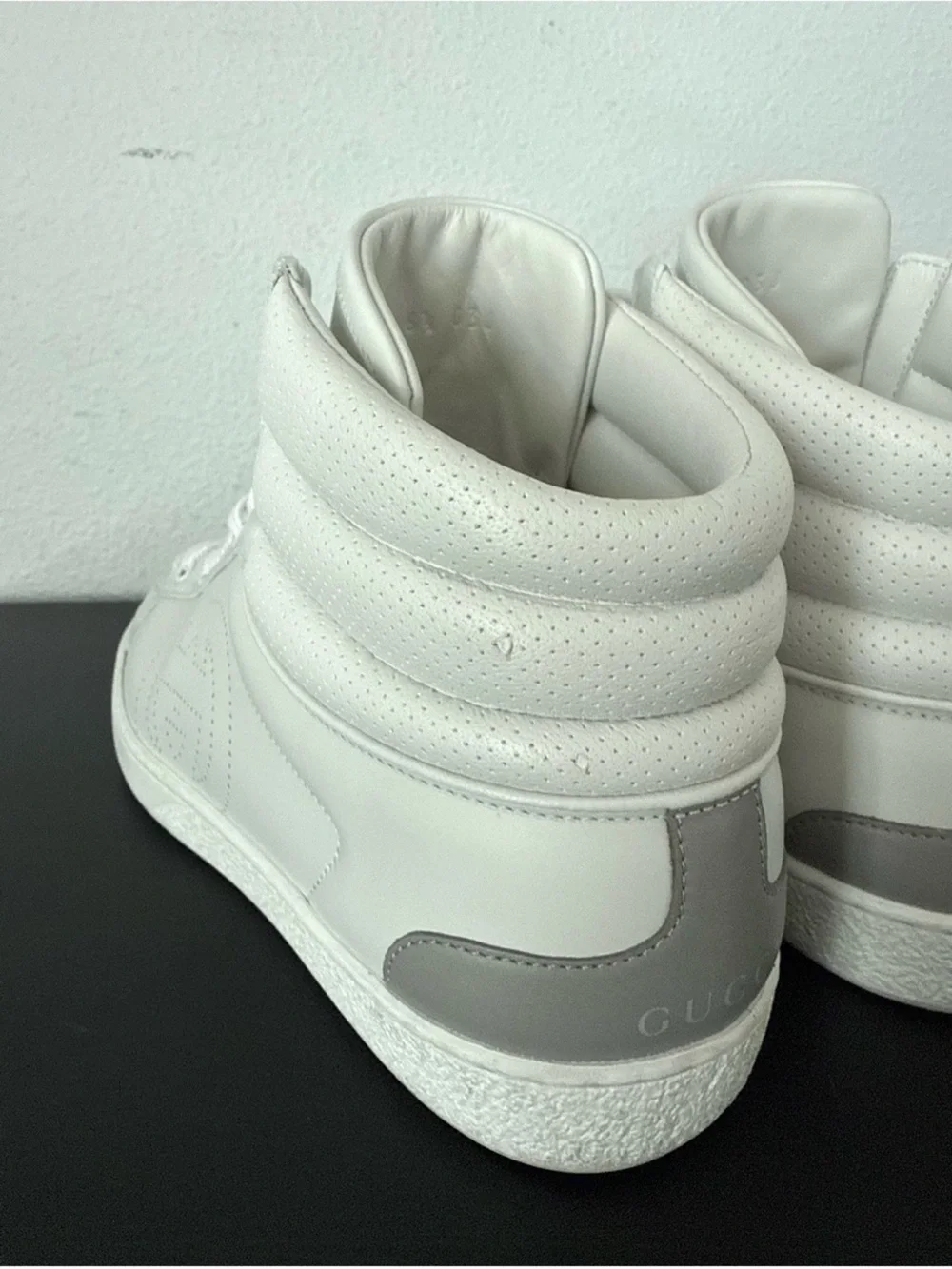 EUC Gucci Ace Interlocking G Logo White Leather High Top Sneakers